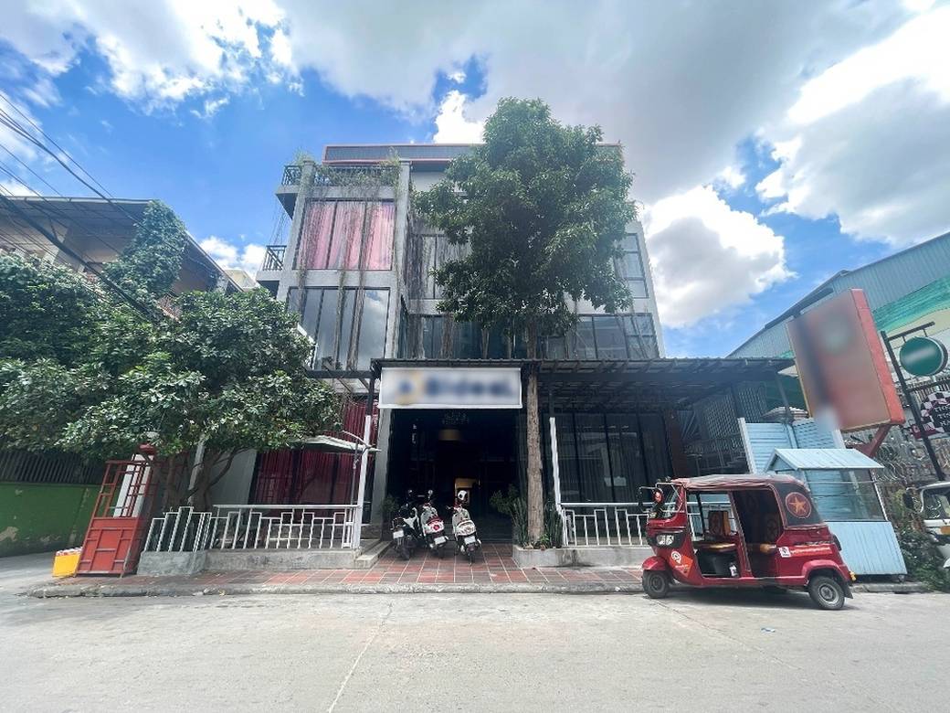 Building for sale in Toul Tompoung area