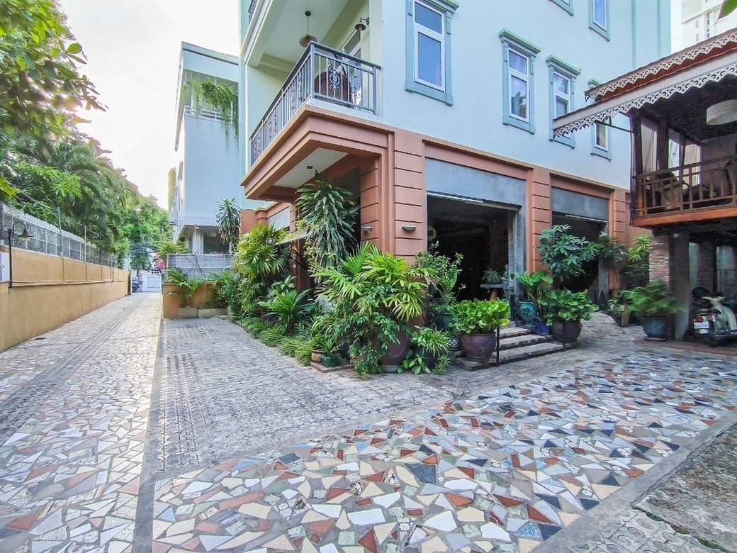 ផ្ទះល្វែង តម្លៃ $1,300