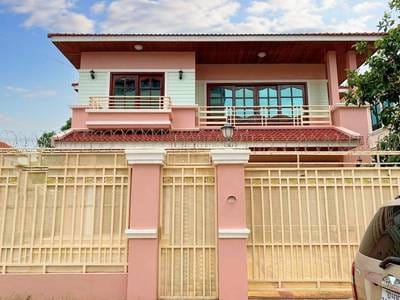 $950,000 Vila