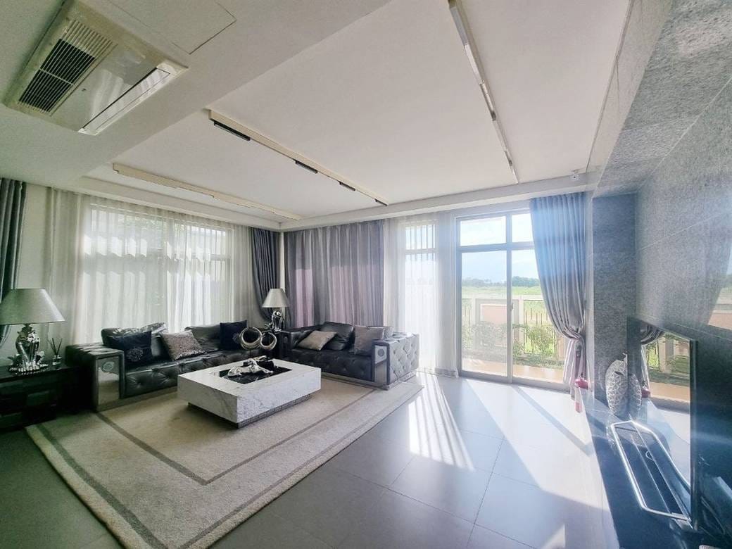 $800,000 Vila