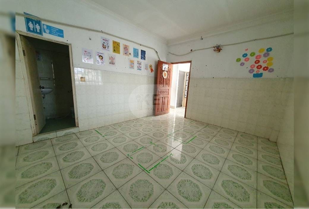 Bâtiment À louer de 180 m² de terrain