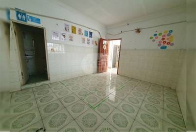 Bâtiment À louer de 180 m² de terrain