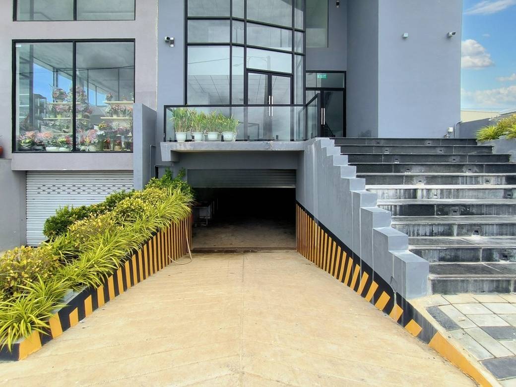 Здание For Sale & Rent in Пномпень Тхмей, Сен Сок, Пномпень