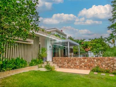 1,276 sqm Land Size Villa For Sale