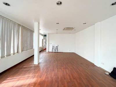 57 sqm Land Size Shophouse Na prodej for $800,000