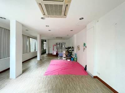 Daun Penh Shophouse Na prodej in Wat Phnom Daun Penh $800,000