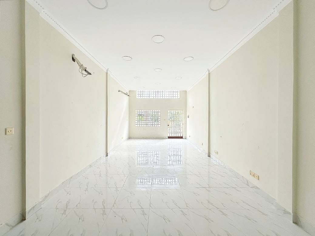 128 sqm Land Size Shophouse K pronájmu
