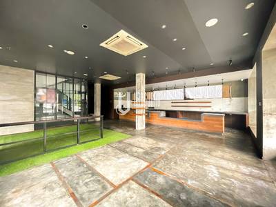 주차 공간 10면이 있는 CommercialShophouse 임대