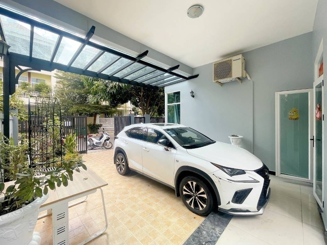 $1,100,000 Vila