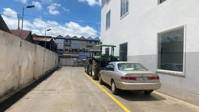 带10个停车位的建筑出租