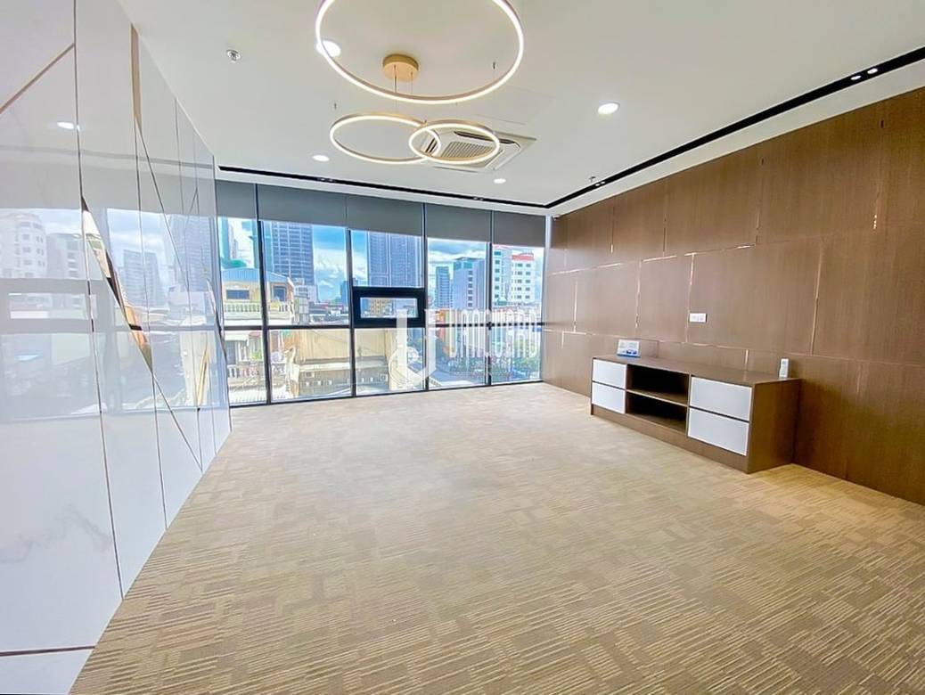 300 sqm Living Size Kanceláře K pronájmu in Boeng Keng Kang
