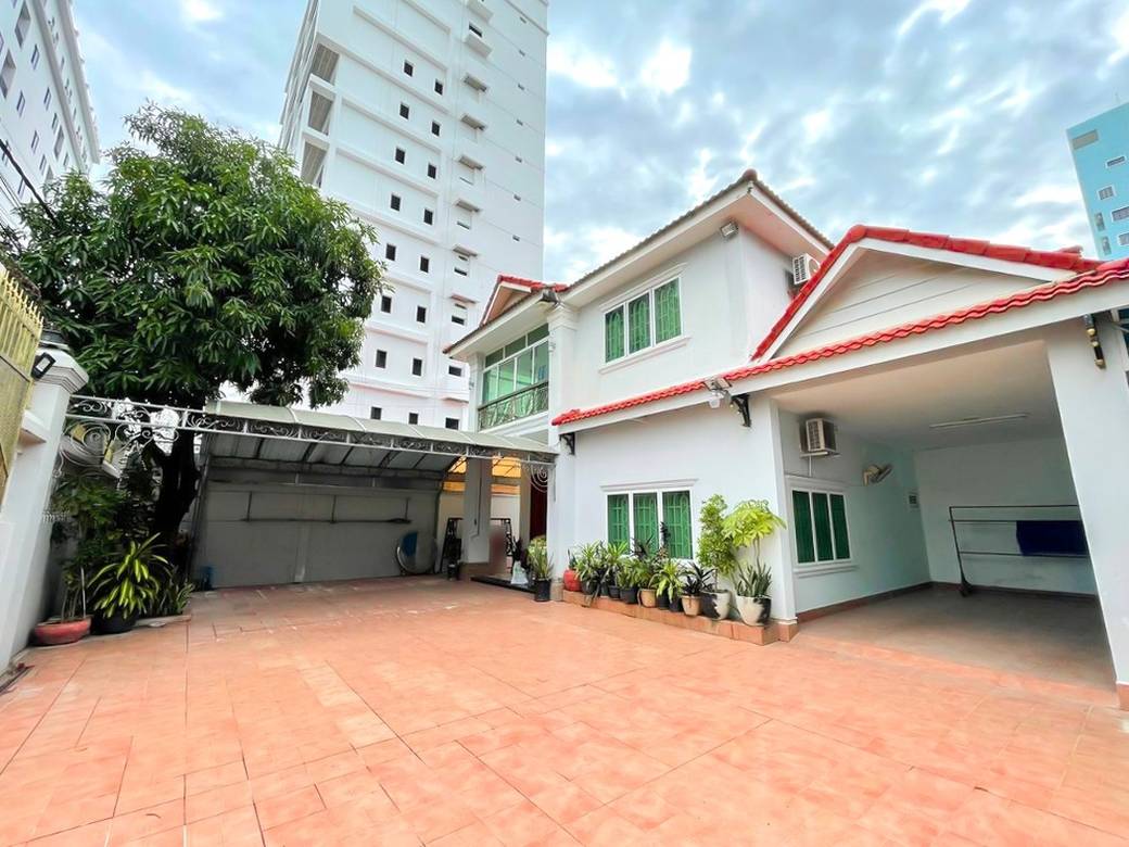 $900,000 Flat
