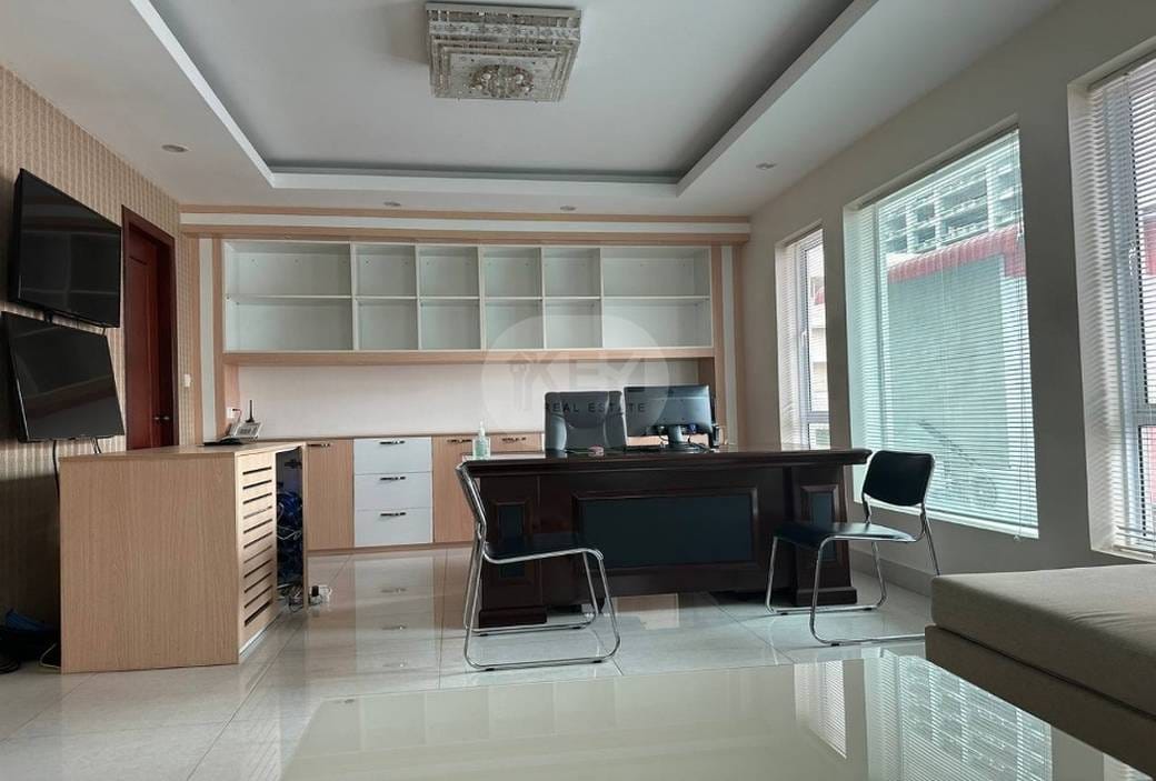 3,450 sqm Land Size Budova K pronájmu