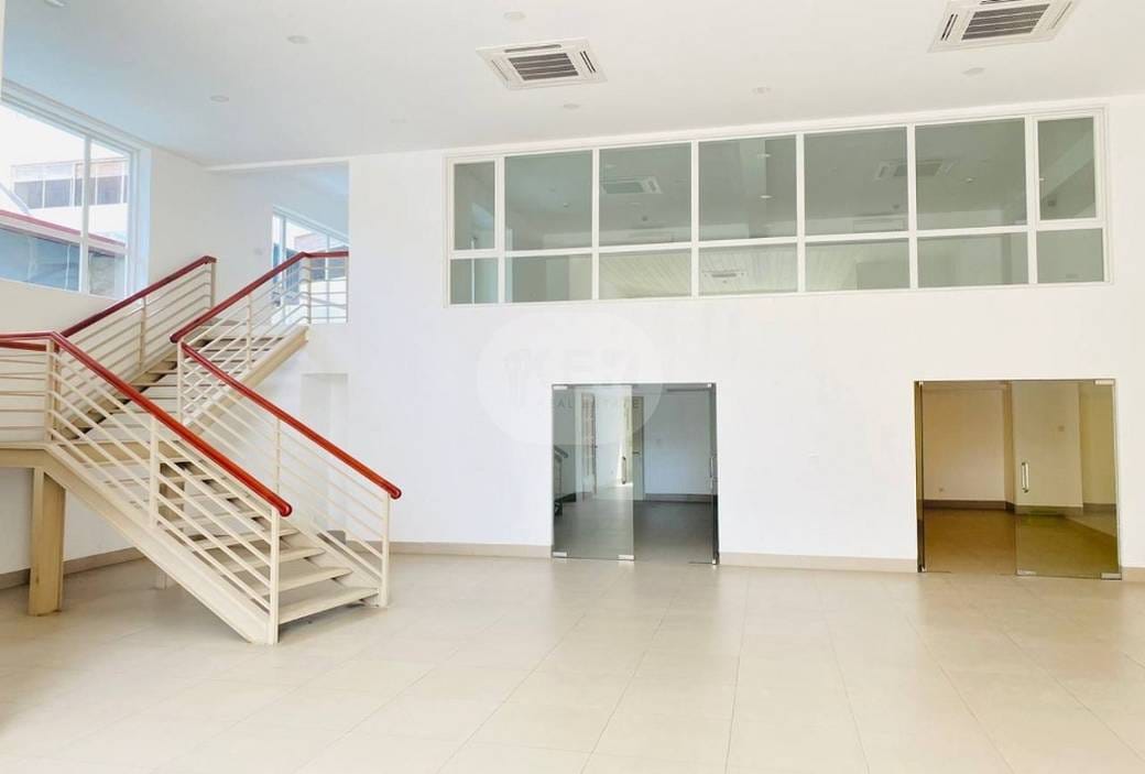 476 sqm Land Size Budova K pronájmu