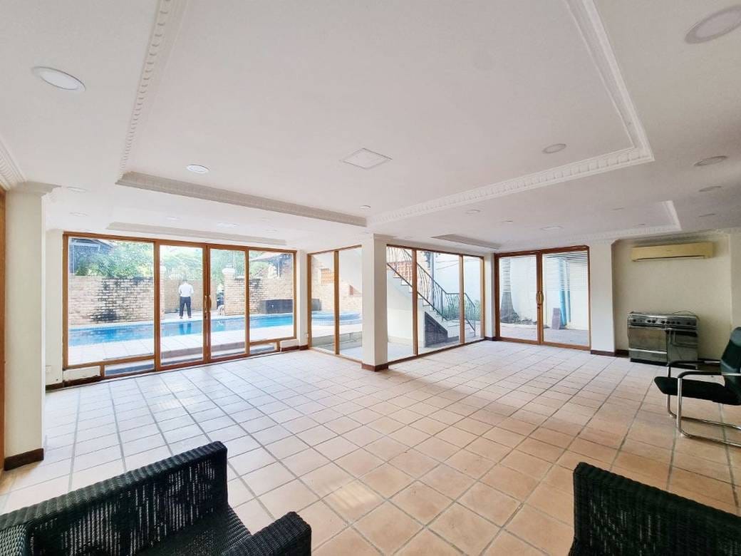 $4,000 Vila
