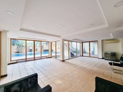 $4,000 Vila