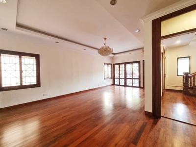700 sqm Land Size Vila K pronájmu
