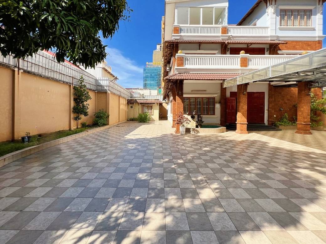 631 sqm Land Size Villa For Sale & Rent