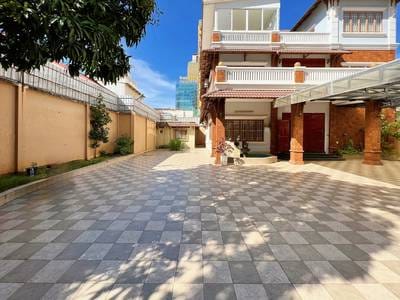 631 sqm Land Size Villa For Sale & Rent