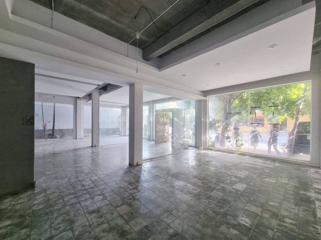 带6个停车位的建筑出租