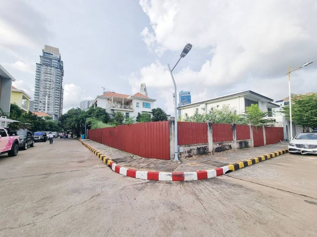 ChamkarmonLot出售，价格$2,240,000
