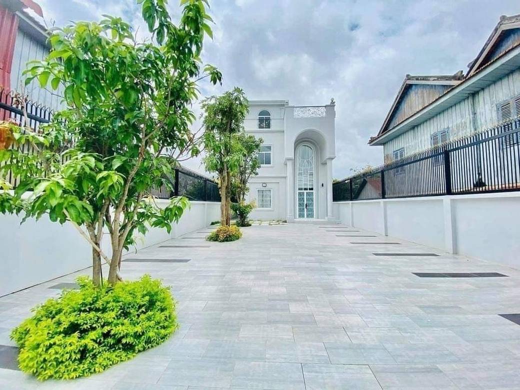 1,060 sqm Land Size Villa For Sale & Rent