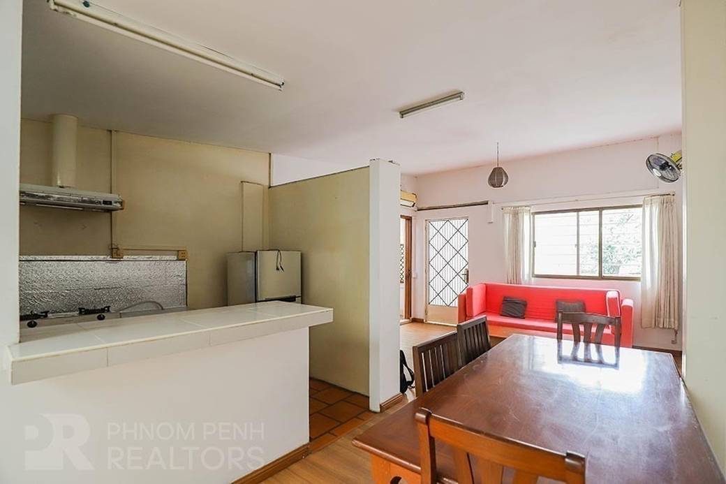 Flat House For Rent in Wat Phnom, Daun Penh, Phnom Penh