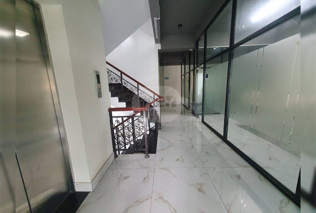 Bâtiment À louer de 120 m² de terrain