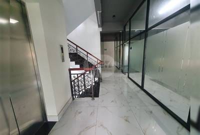 Bâtiment À louer de 120 m² de terrain