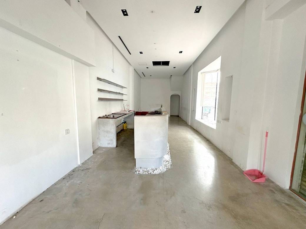 $1,200 店屋