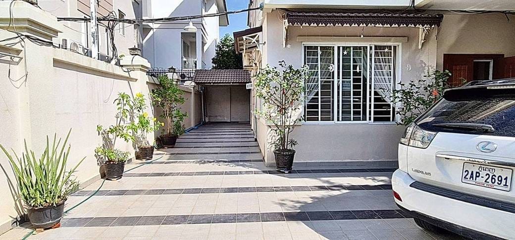 $1,200 Twin Villa
