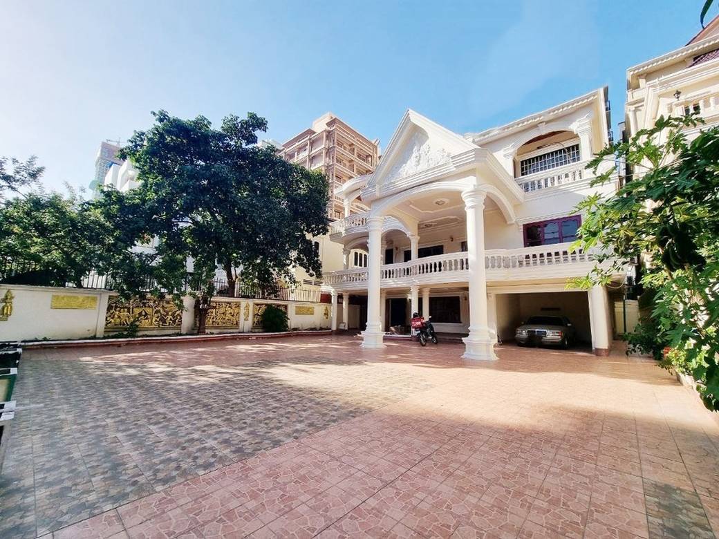 Villa For Sale with 13 Parking Space