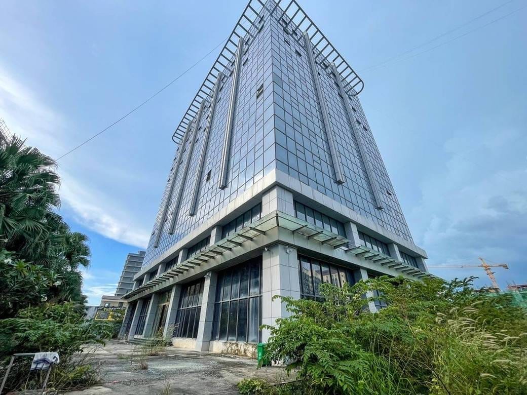 Bâtiment À louer de 8,740 m² de terrain