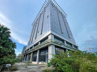 Bâtiment À louer de 8,740 m² de terrain