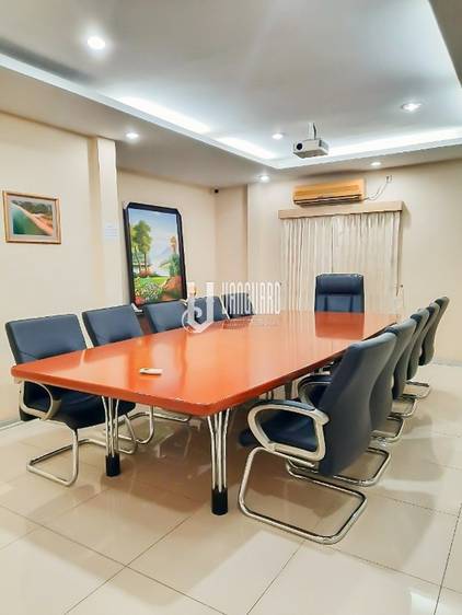 Bâtiment À louer de 253 m² de terrain