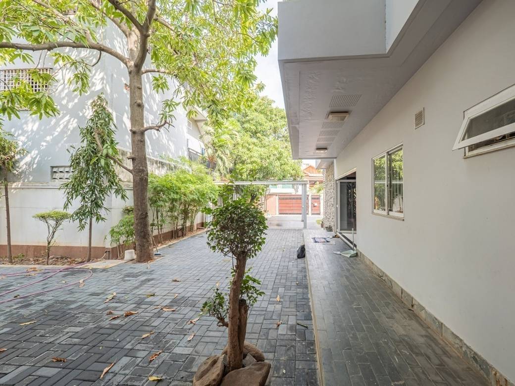 440 sqm Living Size Villa For Sale in Boeng Keng Kang