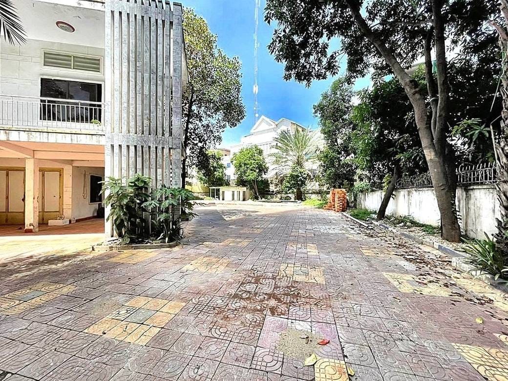 Lot For Rent in Chamkarmon $3,000