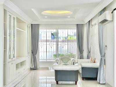 Villa À louer de 540 m² de terrain