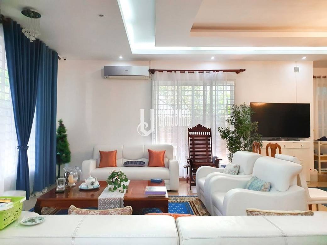 $2,800 Villa