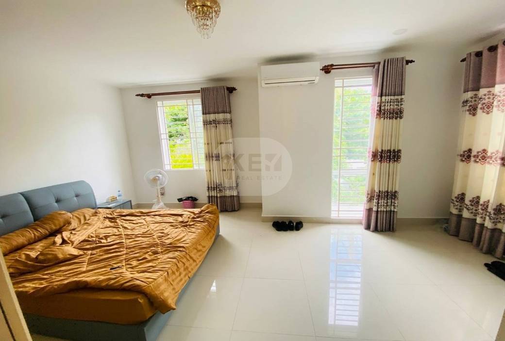วิลล่าแฝด สำหรับขาย ใน Chbar Ampov $380,000