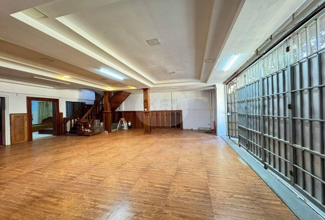 144平方米土地面积的店屋出租
