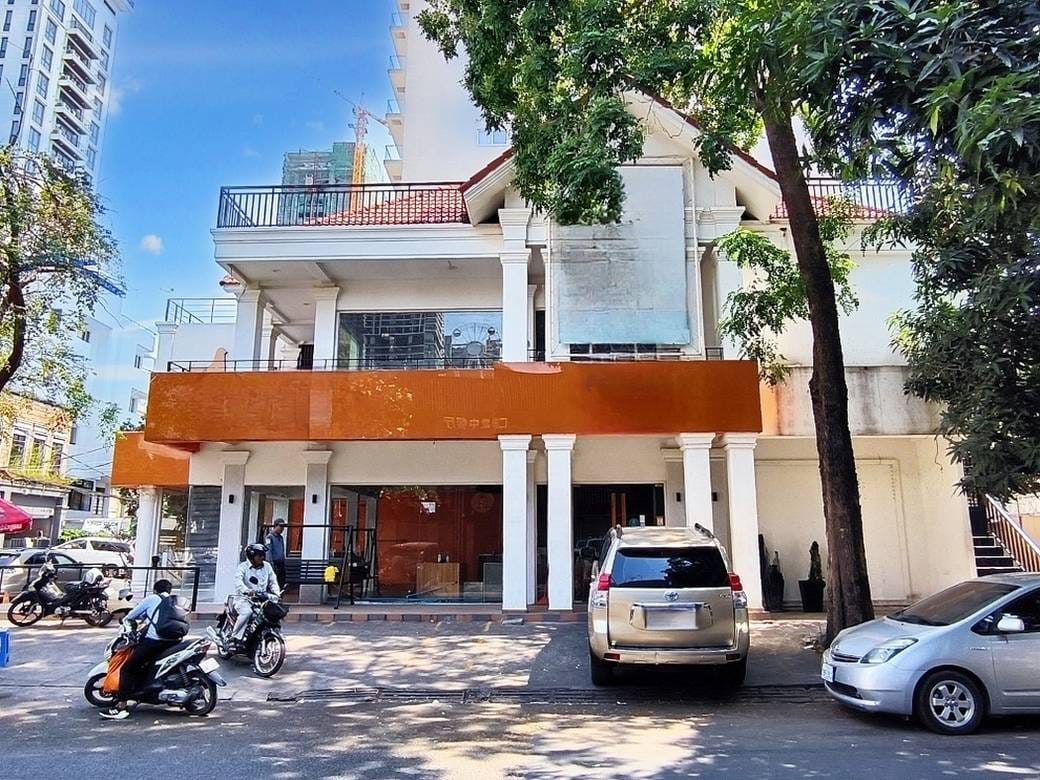 Villa À louer de 450 m² de terrain