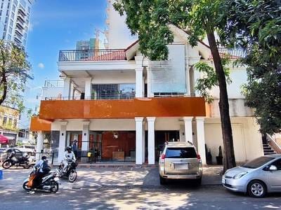 Villa À louer de 450 m² de terrain