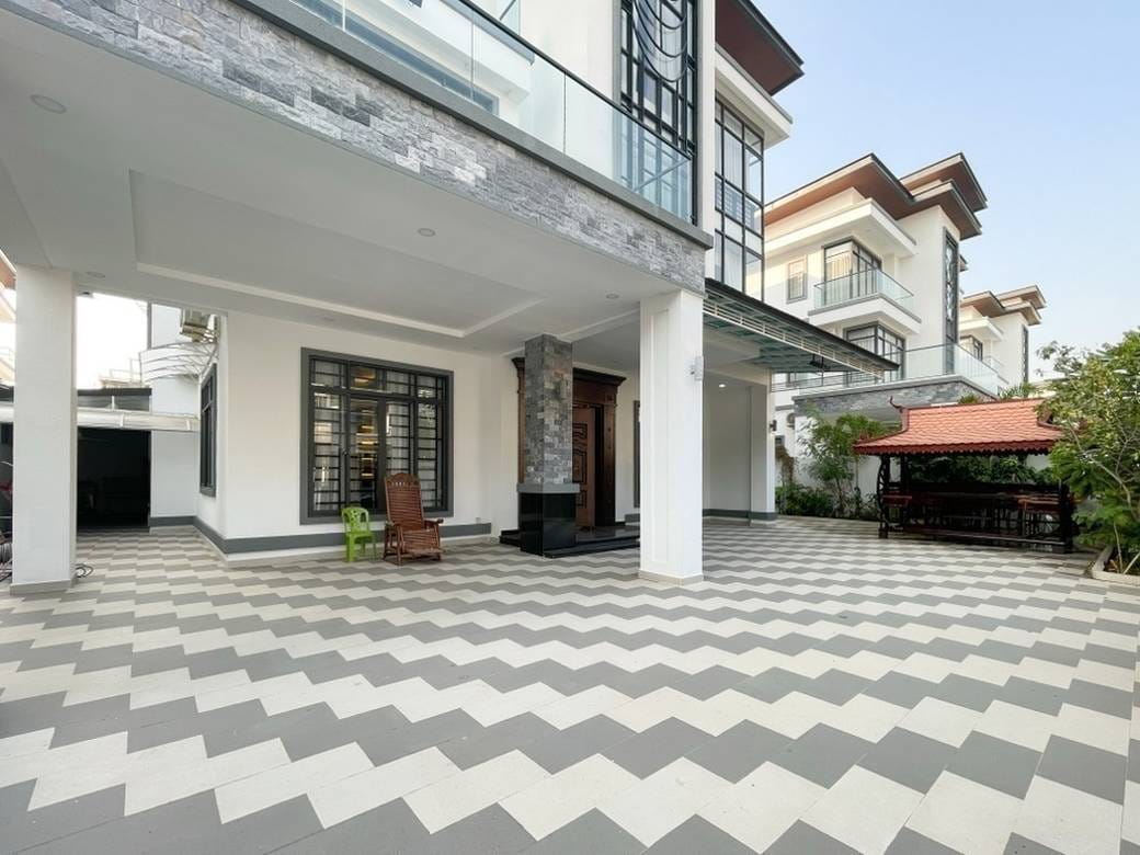 $930,000 Villa