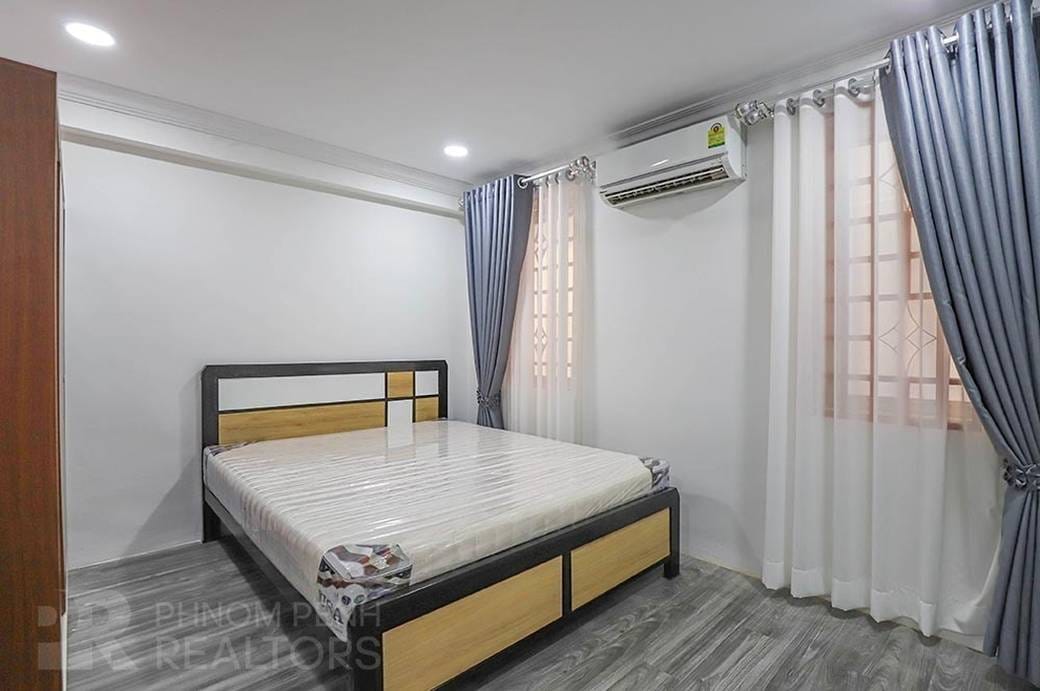 Flat House For Rent in Phsar Kandal I, Daun Penh, Phnom Penh