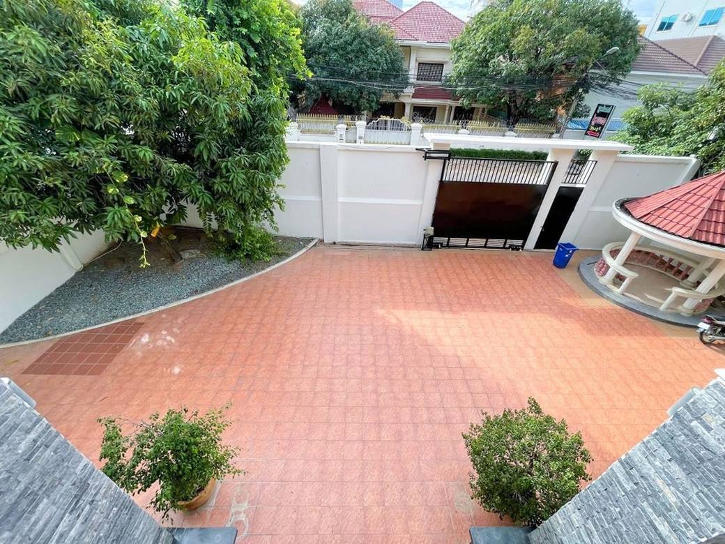 $2,800 Villa