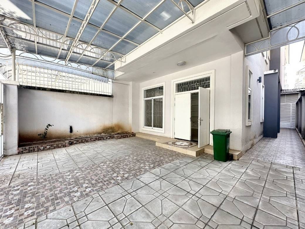 160 sqm Land Size Dvojvila K pronájmu