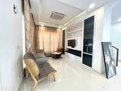 $800,000 Vila