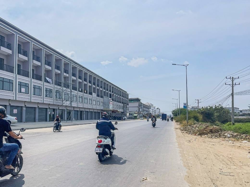 102.5 sqm Land Size Shophouse K pronájmu