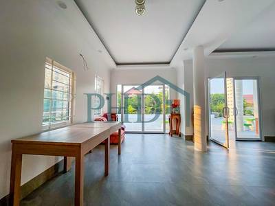 240 sqm Living Size Вилла Для Аренды in Siem Reap